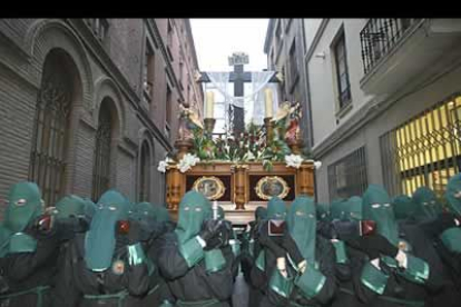 Procesión de María al pie de la Cruz Camino de la Esparanza.