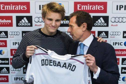 Butragueño presenta a Martin Odegaard, de 16 años, en Madrid.