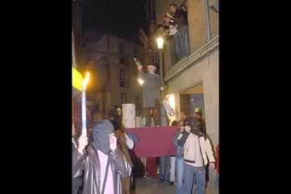 Este es Genarín, un personaje que forma parte de la leyenda leonesa por ser un bohemio aficionado a la bebida que murió atropellado por el primer camión de la basura de la ciudad.