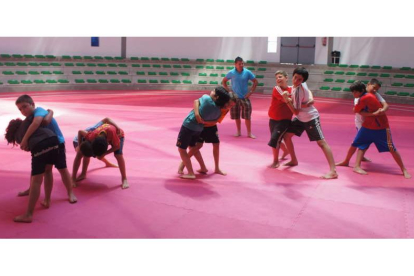 El recinto deportivo acoge el aprendizaje de los chavales de la base de la lucha leonesa.