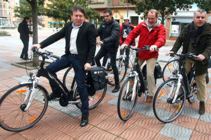 El alcalde de Ponferrada, Samuel Folgueral, junto a varios concejales del equipo de gobierno, durante el acto de entrega de las bicicletas eléctricas para usos municipales