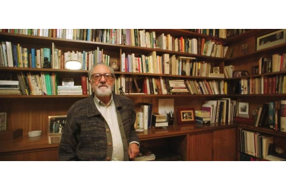 El escritor Antonio Pereira en la biblioteca de su casa, situada en la avenida de la Facultad. NORBERTO