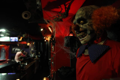 Un terrorífico payaso vigila la máquina de tabaco, mientras el busto del mítico Frankenstein reposa sobre la barra del bar y un sinfín de calaveras ennegrecen el ambiente, vigilado desde las alturas por personajes como Eduardo Manostijeras o el Drácula de