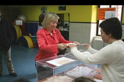 La secretaria de Estado de Asuntos Sociales, Familias y Discapacidades, Amparo Valcalce, también votó en León.
