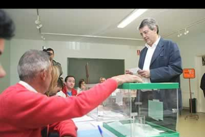 Momento de la votación del candidato del PSOE a la Alcaldía de San Andrés, Miguel Martínez.