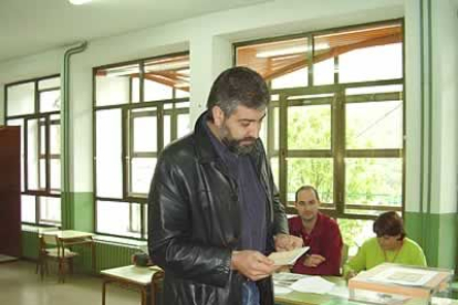El candidato de IU al Ayuntamiento de Villablino, Guillermo Murias, no faltó a su cita con las urnas.