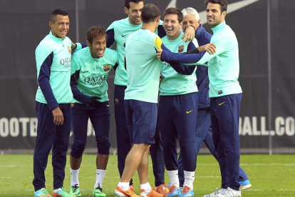 Los jugadores del Barça arropan a Messi en su vuelta al trabajo tras la lesión.
