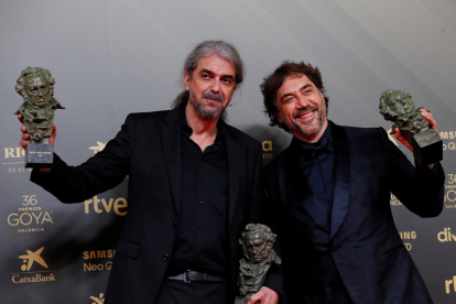El director Fernando León de Aranoa y el actor Javier Bardem posan con los Goya conseguidos en la gala de la 36 edición de los Premios Goya. EFE/Biel Aliño.