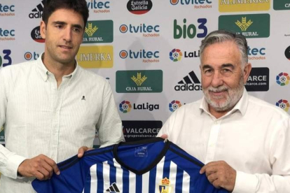 Íñigo Vélez de Mendizábal y Silvano posan con la camiseta de la SDP en la presentación del técnico. SDP