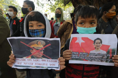 Imagen de dos estudiantes con carteles contra el golpe. RAJAT GUPTA