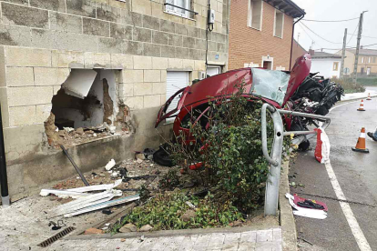 Imagen del vehículo y del estado en el que quedó la vivienda. DL