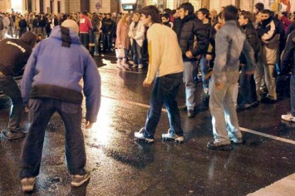 El Ministerio del Interior ha ordenado a la Policía y a la Guardia Civil que "reactiven" la vigilancia y control de las bandas juveniles y de las tribus urbanas violentas. JAVIER CEBOLLADA