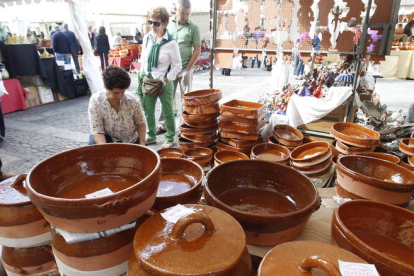La plaza de San Marcelo vuelve a ser el escenario en el que se asientan los 40 artesanos alfareros y ceramistas.