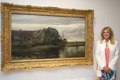 Carmen Thyssen posa ante una obra de Van Gogh. ROBIN TOWNSEND