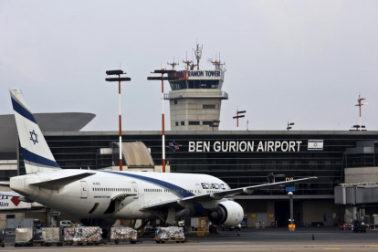 Un avión en el aeropuerto de Ben Gurión (Israel), este martes.