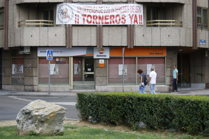 Pancarta de la plataforma de Torneros en la calle Roa de la Vega. F. OTERO PERANDONES
