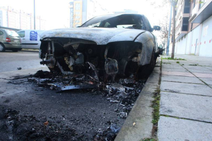 Uno de los coches que ardió de madrugada en el barrio de La Rosaleda de Ponferrada