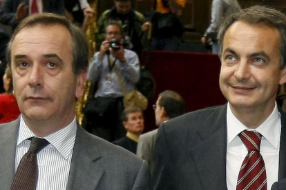 José Antonio Alonso, en su etapa como portavoz del PSOE en el Congreso, junto a José Luis Rodríguez Zapatero, con quien le unía una estrecha amistad.