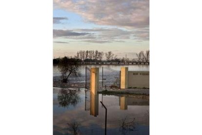 Griñán observa los daños de las inundaciones.