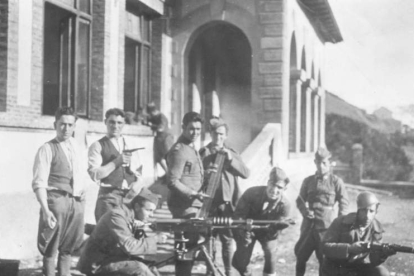 Soldados en Villablino tras la revolución de 1934.