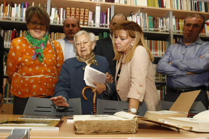 La etnógrafa Concha Casado, en la biblioteca etnográfica que lleva su nombre en el Museo de Mansilla de las Mulas.