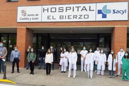 Los médicos residentes y sus jefes de estudios posaron ante la puerta del Hospital. DL