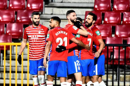 Los jugadores del Granada celebran su primer gol ante Osasuna. MIGUEL ÁNGEL MOLINA