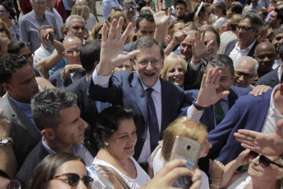 El líder del PP, Mariano Rajoy, este miércoles en un paseo por Jerez de la Frontera.