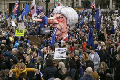 Un muñeco de la primera ministra británica, Theresa May, es llevada a través de Trafalgar Square durante una marcha anti-Brexit en Londres.