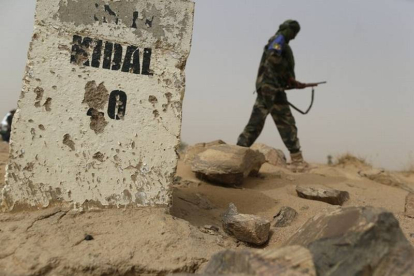 Un soldado maliense en la ciudad de Kidal, en el norte de Malí, donde dos periodistas franceses han sido secuestrados y asesinados este sábado.