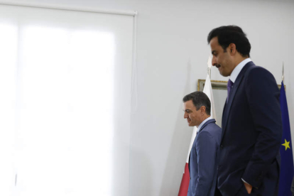 Sánchez recibe al Emir de Qatar, Tamim bin Hamad Al Thani, ayer, en el Palacio de la Moncloa. JAVIER LIZON