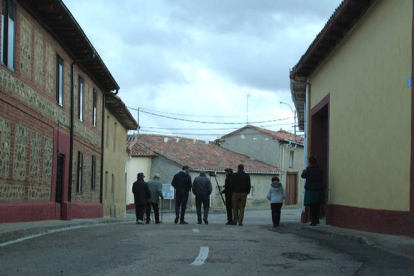 El proyecto se ha basado en ‘conversaciones paseadas’ con vecinos del medio rural. En la foto, caminando por una calle de Villafeliz. FRAN QUIROGA/ ANDREA OLMEDO