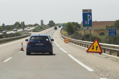 Trabajos de arreglo del firme de la autovía en las cercanías de León..