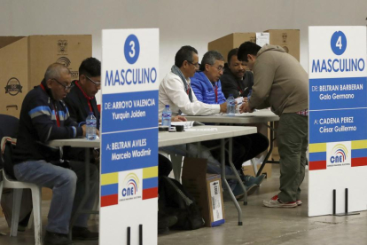 Votación de ciudadanos ecuatorianos en Barcelona.