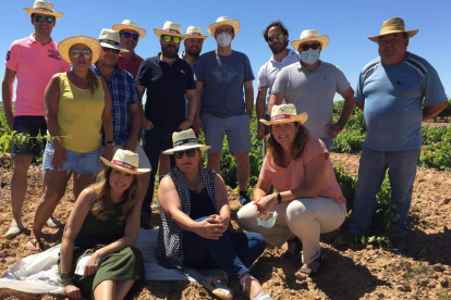 Los distribuidores, con el viticultor Rubén Roldán en una viña en rastrera en Pajares de los Oteros. DL