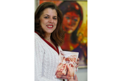 Yliana Ledezma con su libro ‘Abrazando al alzhéimer’.