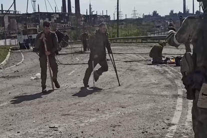 Militares ucranianos de la planta siderúrgica sitiada de Azovstal se entregan a las tropas rusas. RUSSIAN DEFENCE MINISTRY PRESS