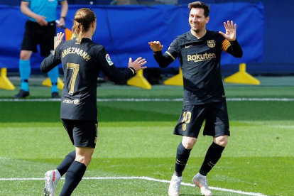 Griezmann y Messi fueron los dos encargados de reactivar al Barcelona cuando peor pintaba el encuentro. DOMENECH CASTELLÓ