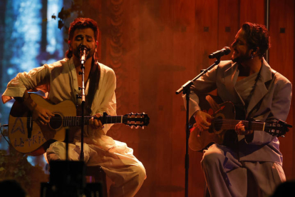 Los cantantes Manuel Carrasco y Camilo (i) durante su actuación en la gala anual de los Latin Grammy. EFE