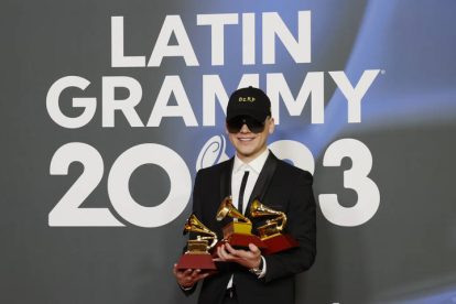 El productor y DJ argentino Bizarrap posa con los tres premios conseguidos, mejor canción del año, mejor canción pop y mejor canción urbana, durante la gala anual de los Latin Grammy. EFE