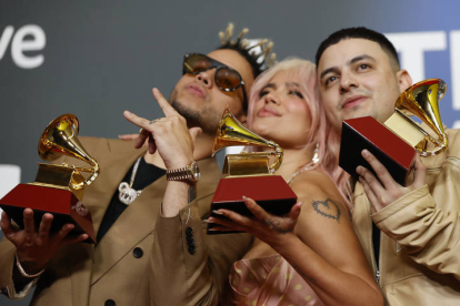 La cantante colombiana Karol G (c) recibe el premio al Mejor Álbum del Año por 'Mañana será bonito', durante la gala anual de los Latin Grammy. EFE