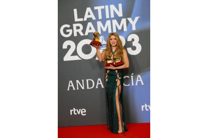 La cantante colombiana Shakira recibe el Grammy a la mejor canción por el tema BZRP Music Session 53. EFE