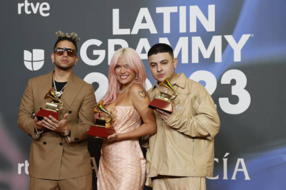 La cantante colombiana Karol G (c) recibe el premio al Mejor Álbum del Año por 'Mañana será bonito', durante la gala anual de los Latin Grammy. EFE