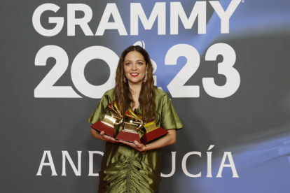 La cantante mexicana Natalia Lafourcade posa con los Grammy Latinos. EFE