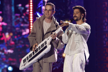Los cantantes Manuel Carrasco y Camilo (i) durante su actuación en la gala anual de los Latin Grammy. EFE