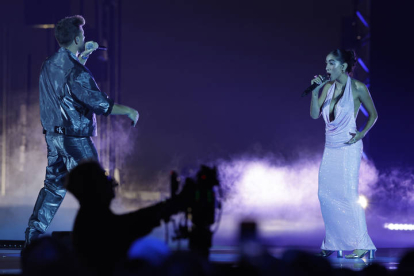 El cantante español Pablo Alborán y la argentina María Becerra, durante su actuación en la gala anual de los Latin Grammy. EFE