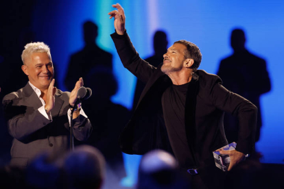 El actor español Antonio Banderas recibe el Premio de la Presidencia ante el cantante español Alejandro Sanz, durante la gala anual de los Latin Grammy. EFE