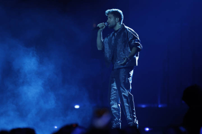 El cantante español Pablo Alborán y la argentina María Becerra, durante su actuación en la gala anual de los Latin Grammy. EFE