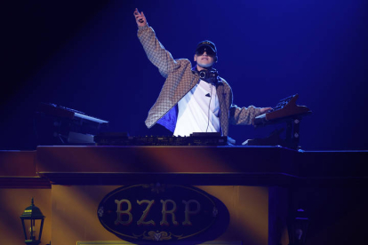 El productor y DJ argentino Bizarrap durante su actuación en la gala anual de los Latin Grammy. EFE