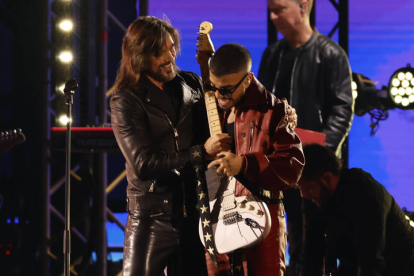 El colombiano Juanes (i) y el portorriqueño Rauw Alejandro (d) durante su actuación en la gala anual de los Latin Grammy. EFE